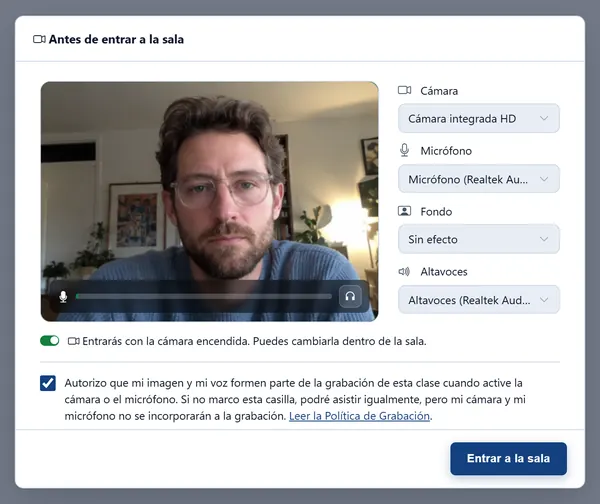 La pantalla de antes de entrar a la clase, con la casilla para aceptar salir en la grabación.