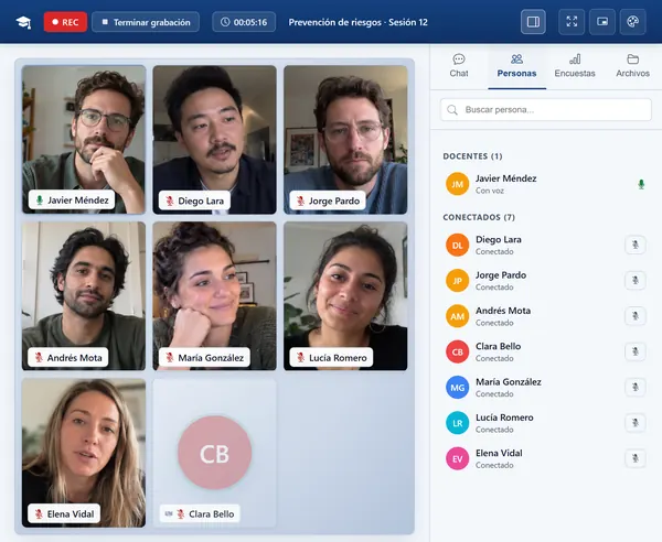 Una clase en directo abierta desde el curso de Moodle, con el docente y los alumnos en vídeo.